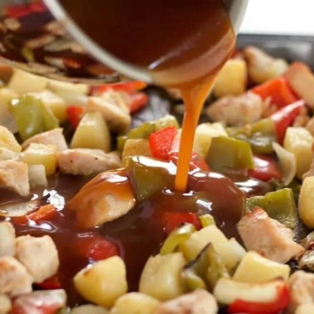 Ajoutez de la sauce au poulet et aux poivrons