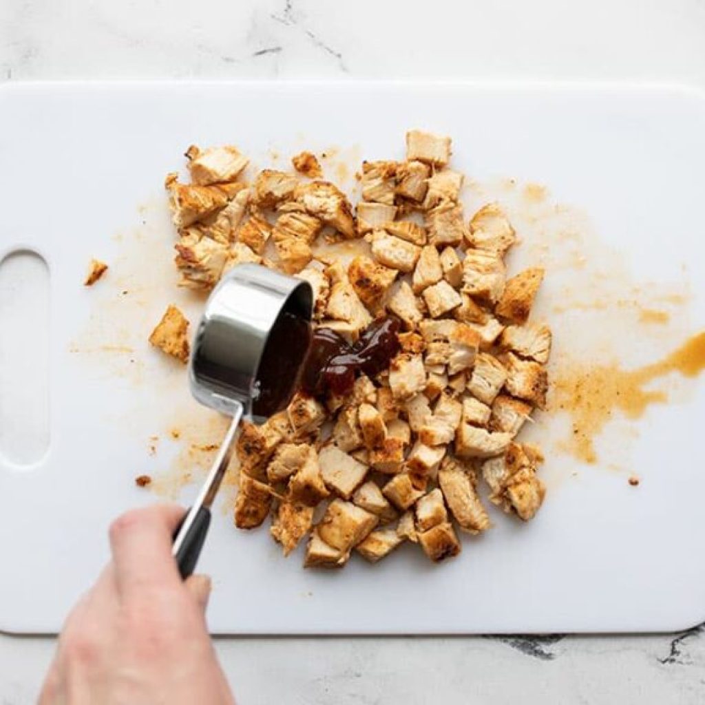 Ajoutez de la sauce barbecue au poulet