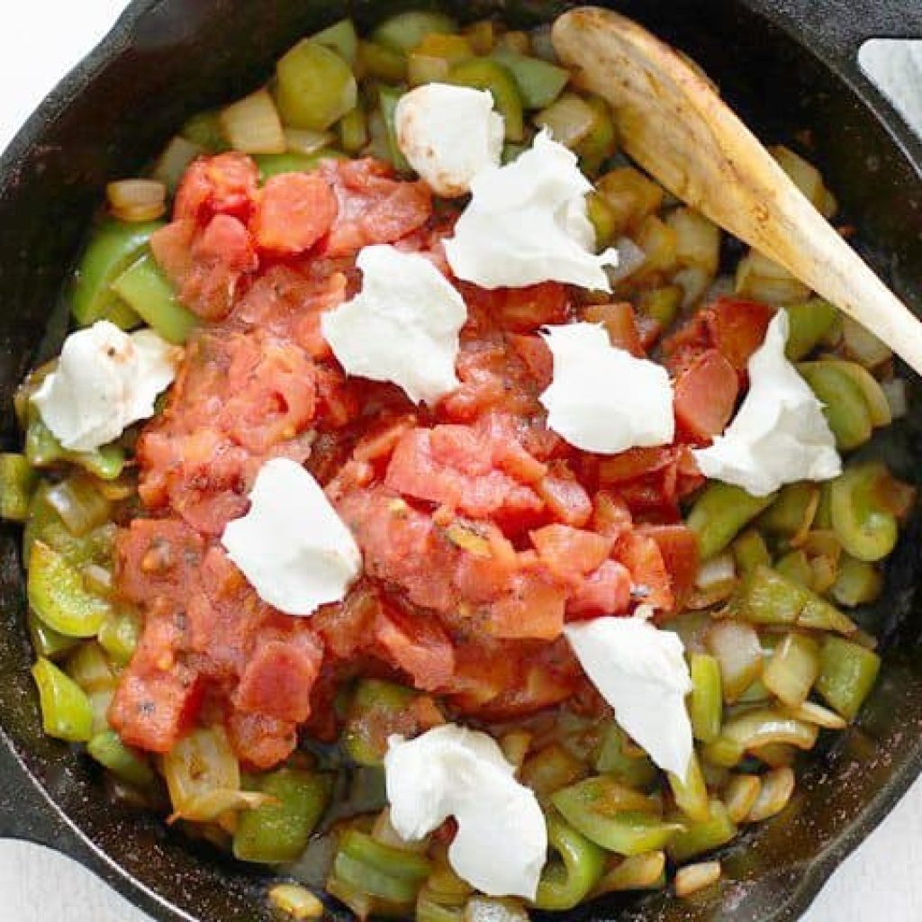 Ajoutez des tomates et du fromage a la creme