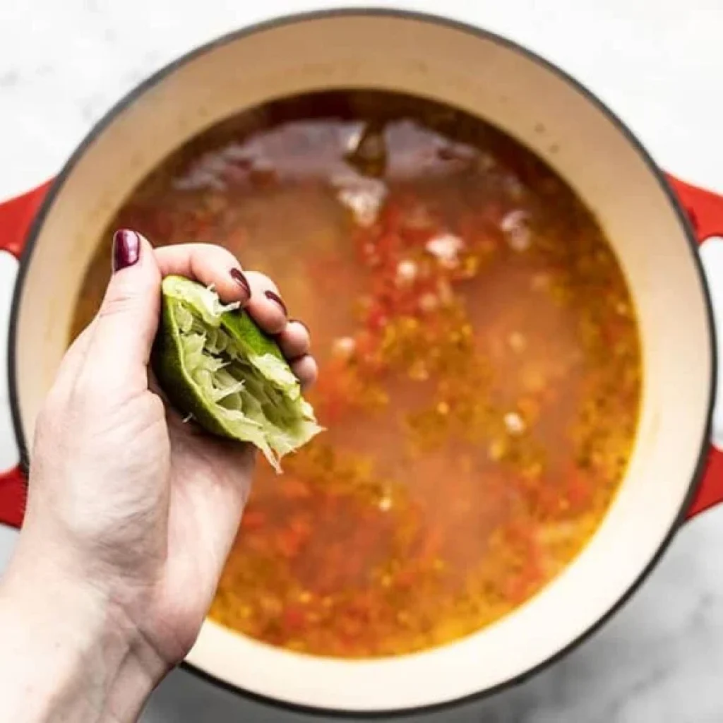 Ajoutez du jus de citron vert dans la marmite a soupe