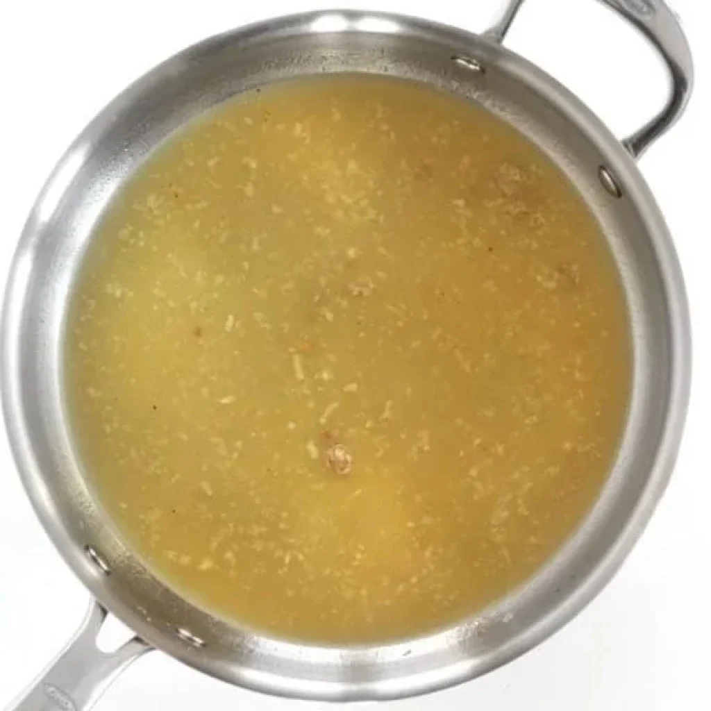 Deglacer la poele avec du bouillon de poulet