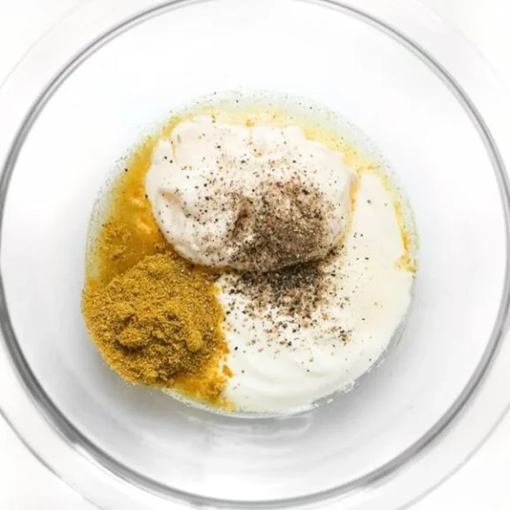 Ingredients pour la vinaigrette au poulet et au curry