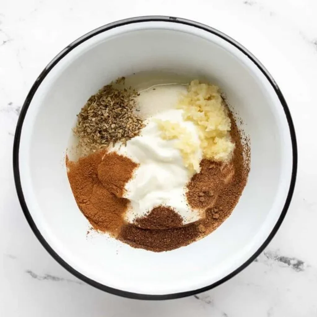 Marinade de yaourt maison pour poulet, avec épices et herbes pour une saveur délicieuse