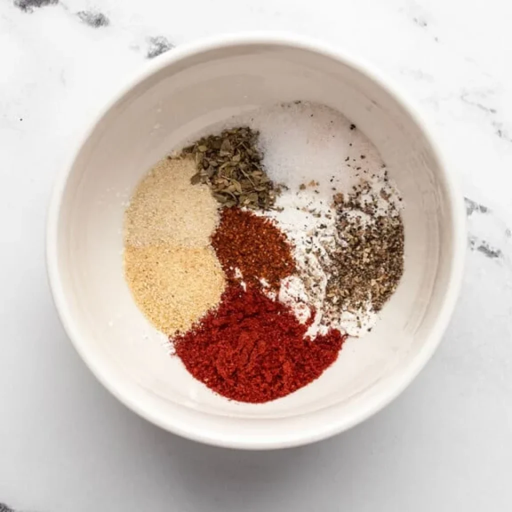 mélange d'épices pour haut de cuisse de poulet air fryer : paprika, poivre de Cayenne, ail en poudre et coriandre