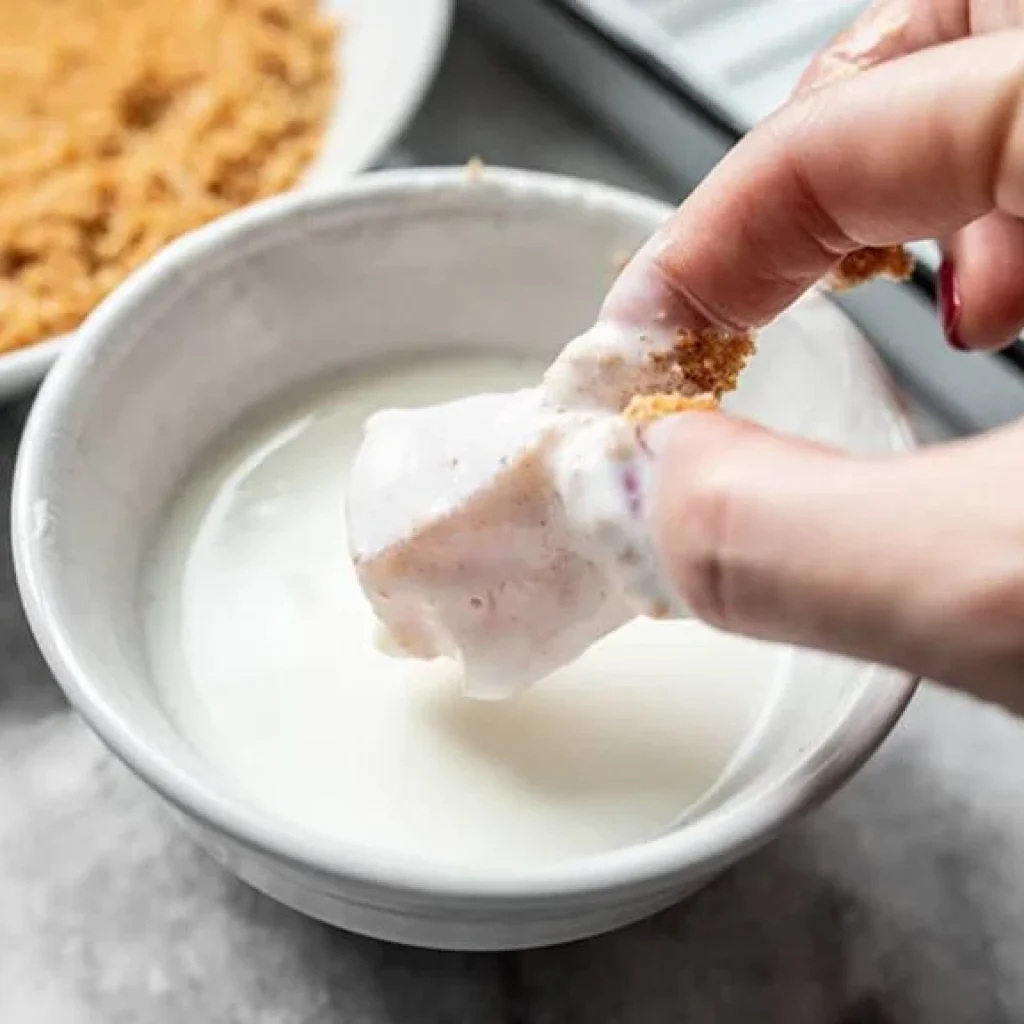 morceaux de poulet trempés dans le yaourt puis panés dans la chapelure pour nuggets maison