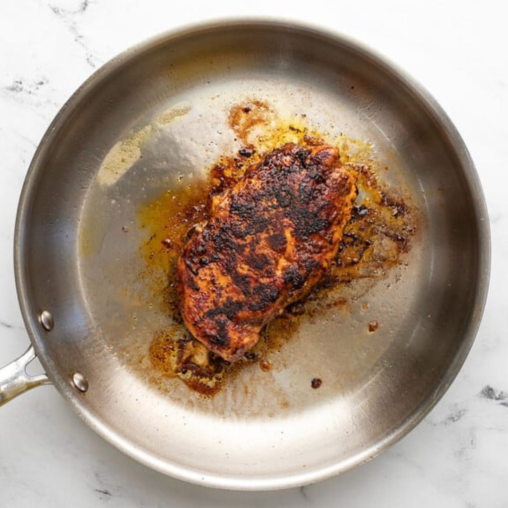 poitrine de poulet dorée à la poêle pour la recette nachos au poulet