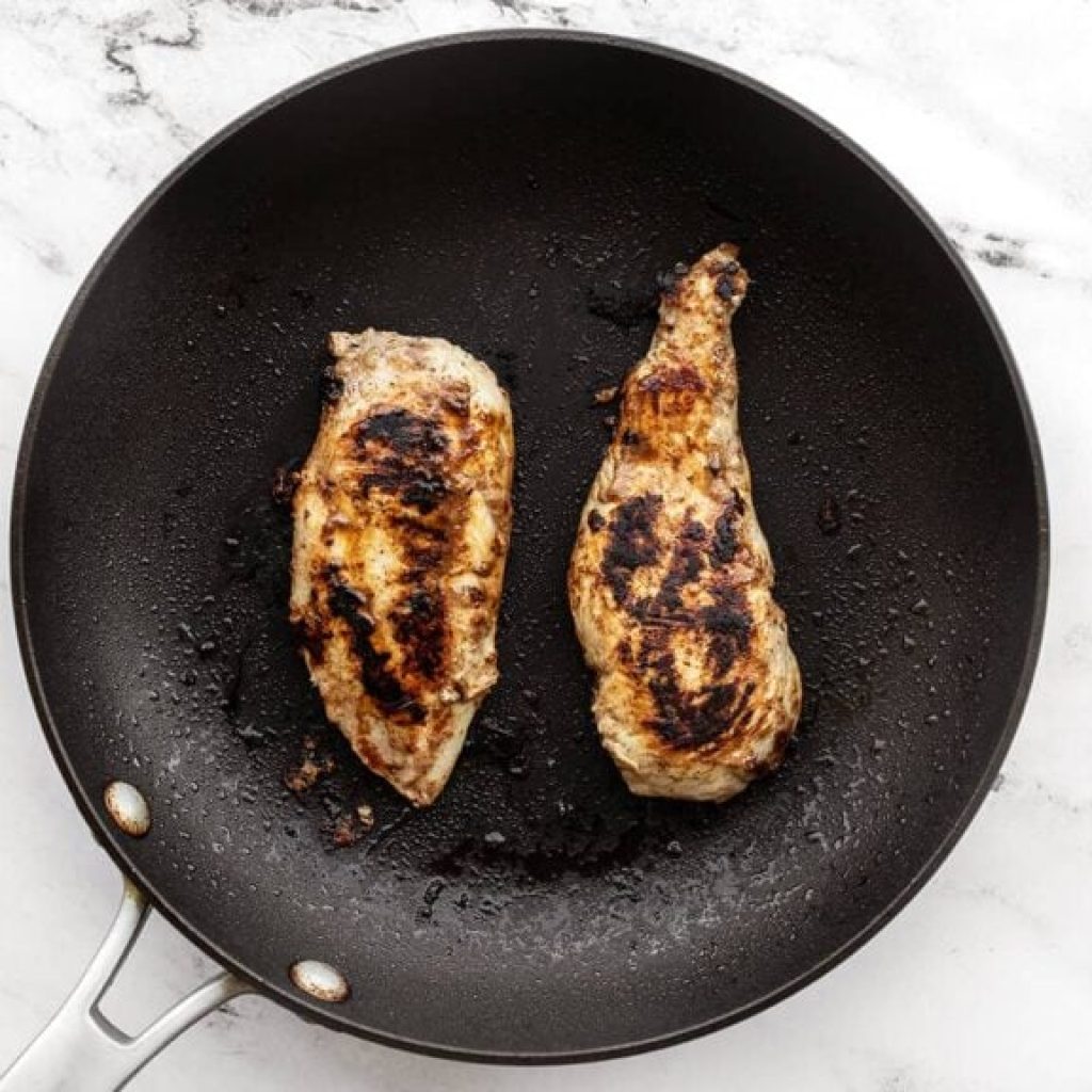 "Poitrines de poulet marinées au yaourt : prêtes à être cuites pour un repas savoureux