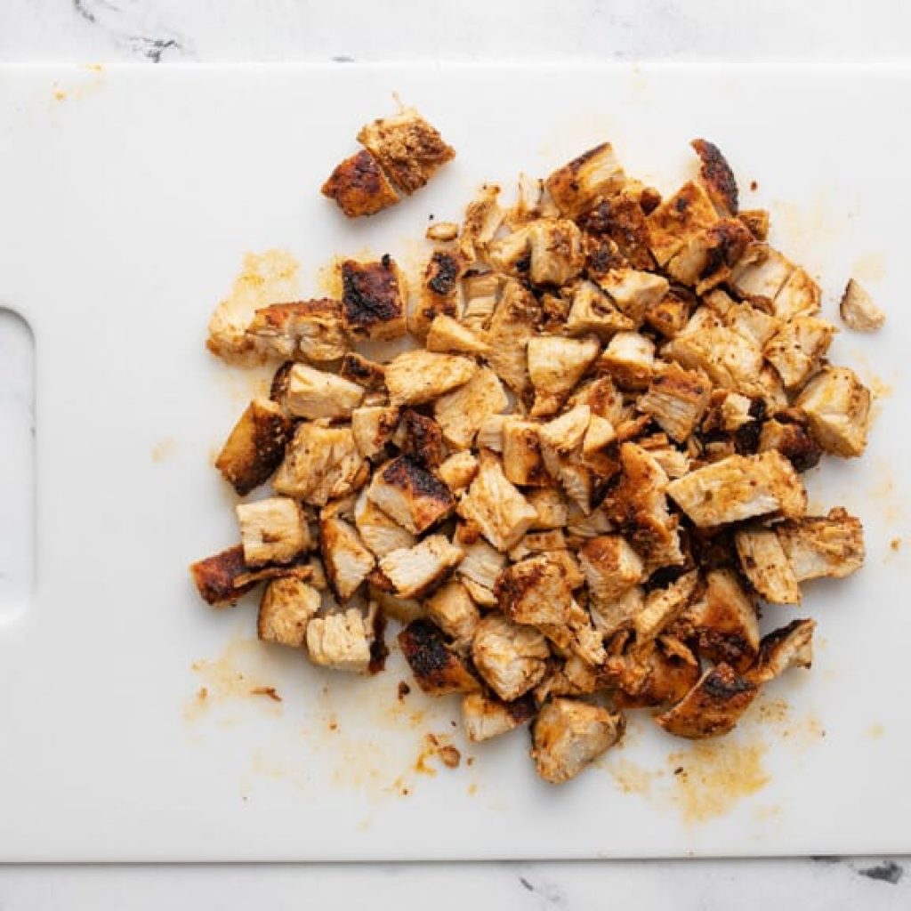 poulet cuit coupé en petits morceaux pour garnir les nachos au poulet