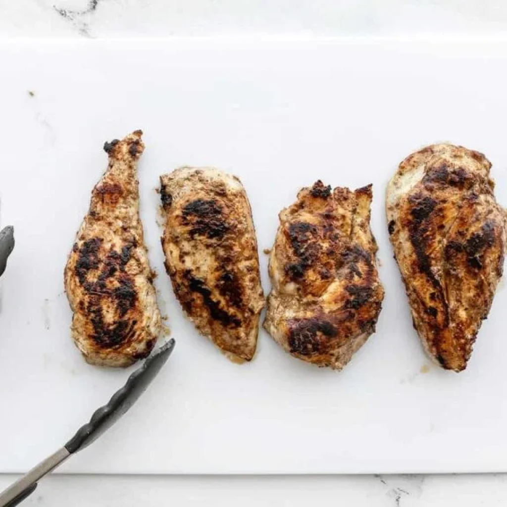 Poitrines de poulet marinées au yaourt et grillées : un plat délicieux et facile à réaliser."