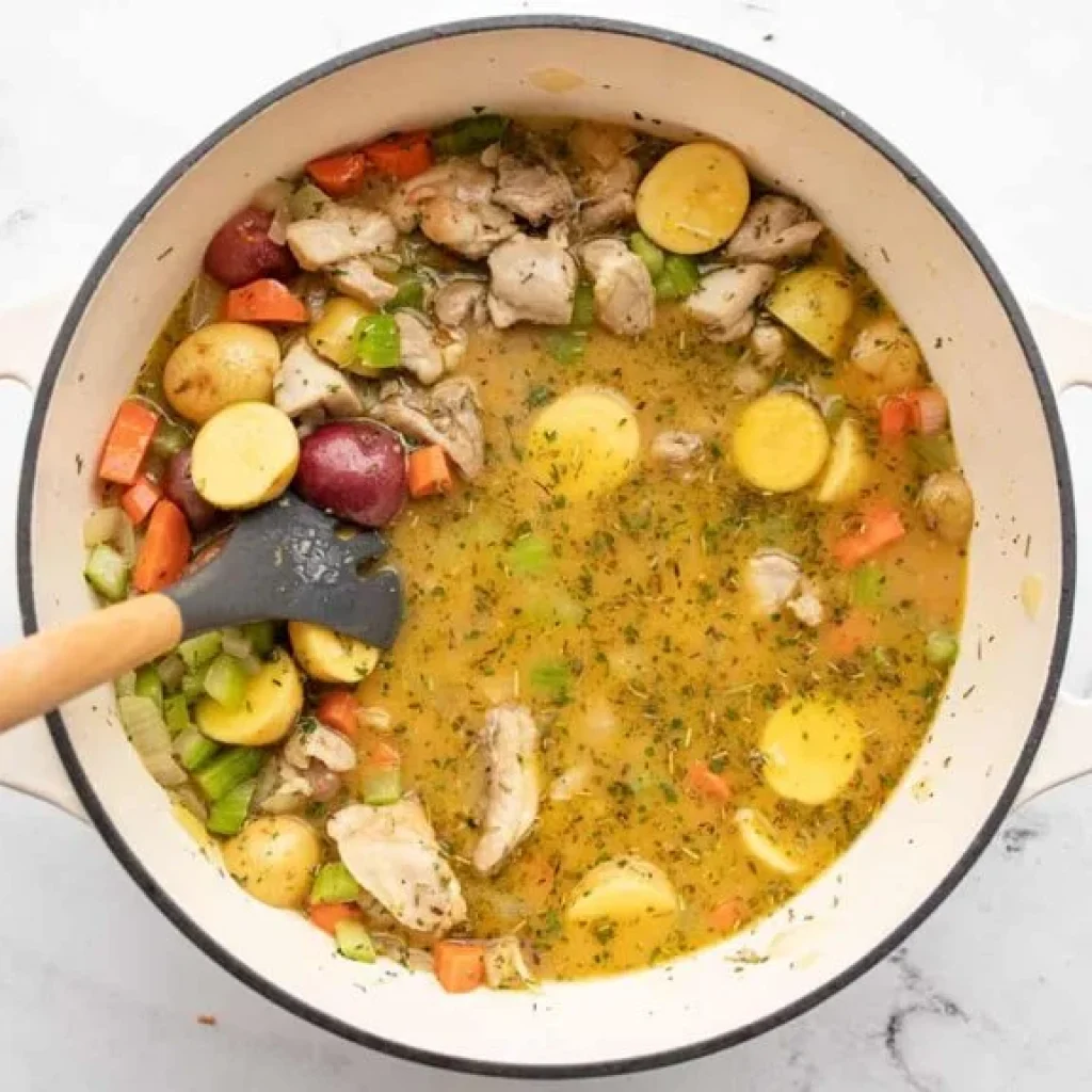 Ragout de poulet avant mijotage