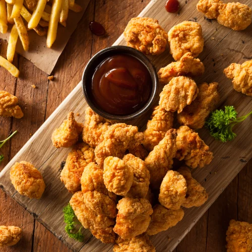 Nuggets de poulet maison panés et prêts à être cuits au four