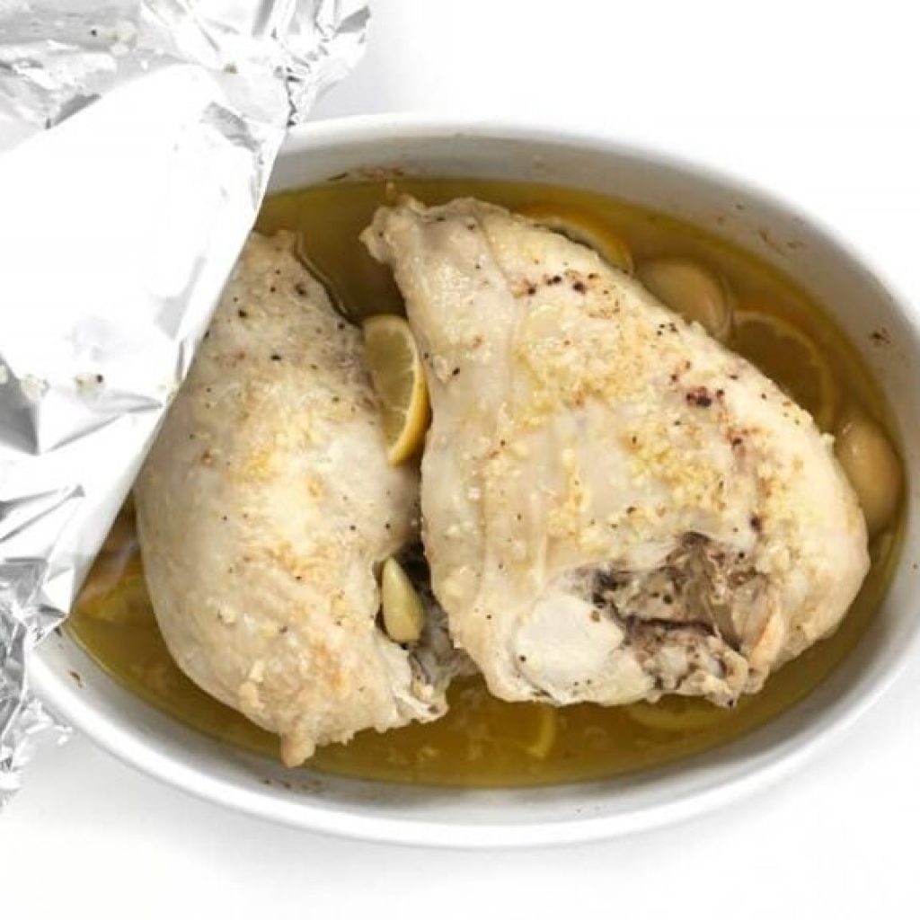 blanc de poulet couvert de papier aluminium dans un plat allant au four pour cuisson lente 90 minutes à 135°C