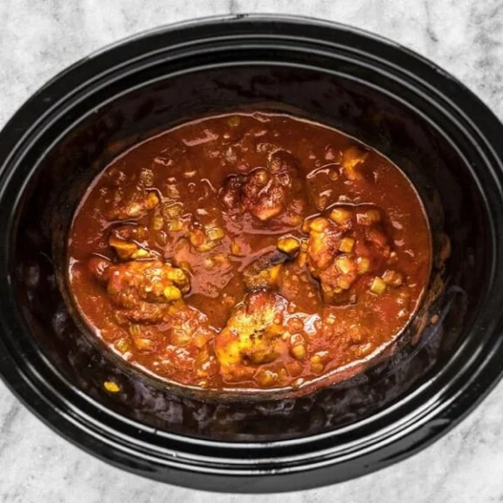 Sauce tomate dans une mijoteuse prete a cuire