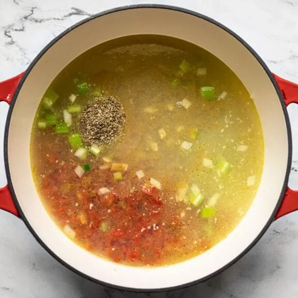 Tomates avec piments et epices en pot