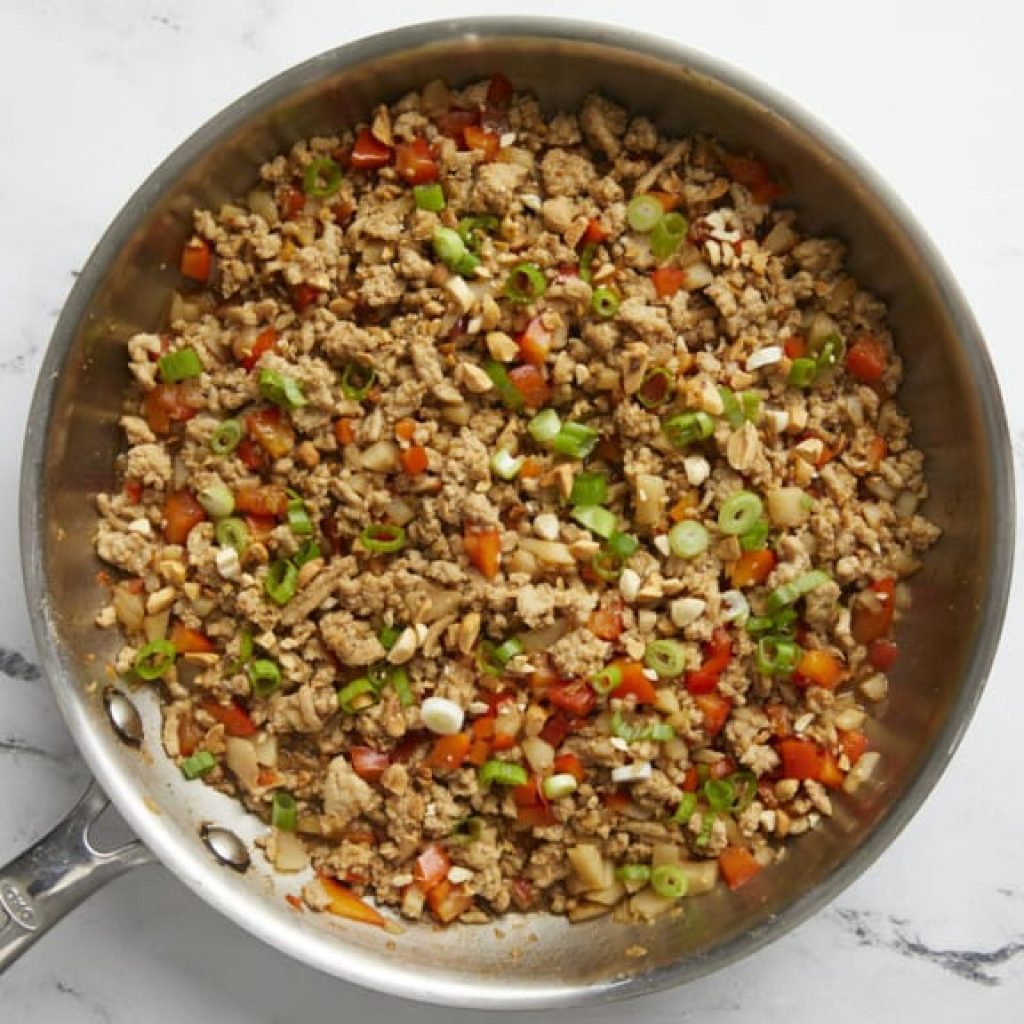 ajouter des oignons verts et des arachides