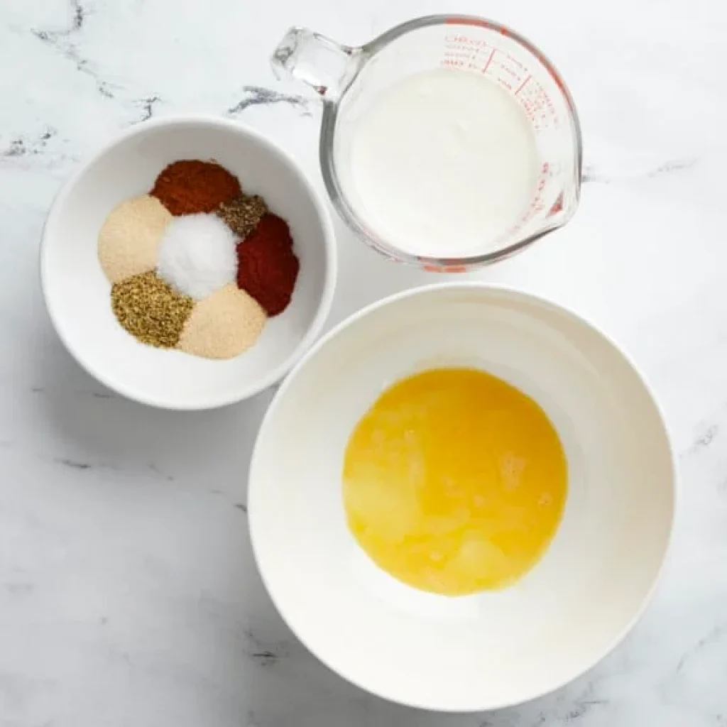 Babeurre, épices et œufs pour une marinade savoureuse pour poulet frit air fryer