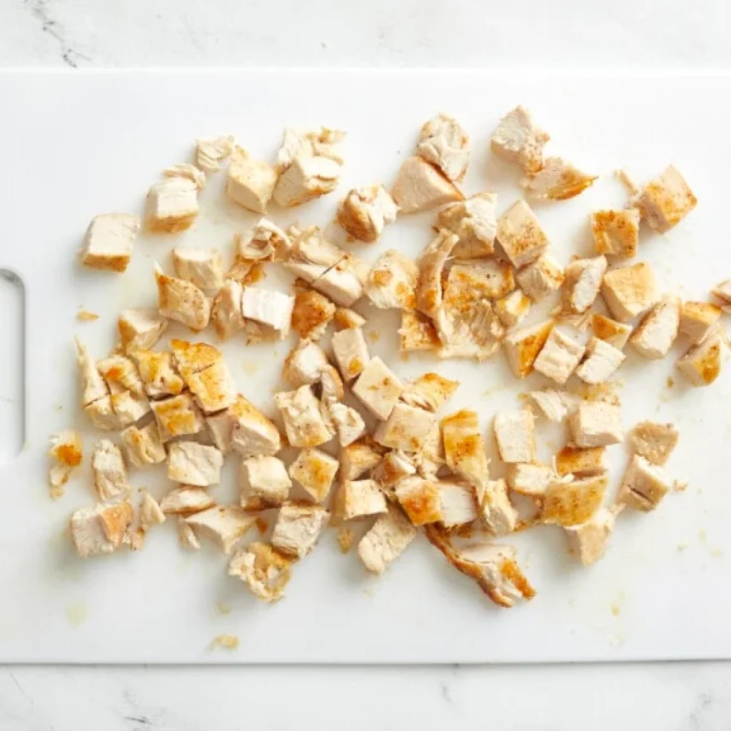 poulet cuit coupé en dés pour la recette de spaghetti au poulet facile et crémeuse