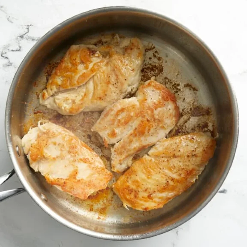 poulet doré à la poêle pour la recette de spaghetti au poulet crémeux