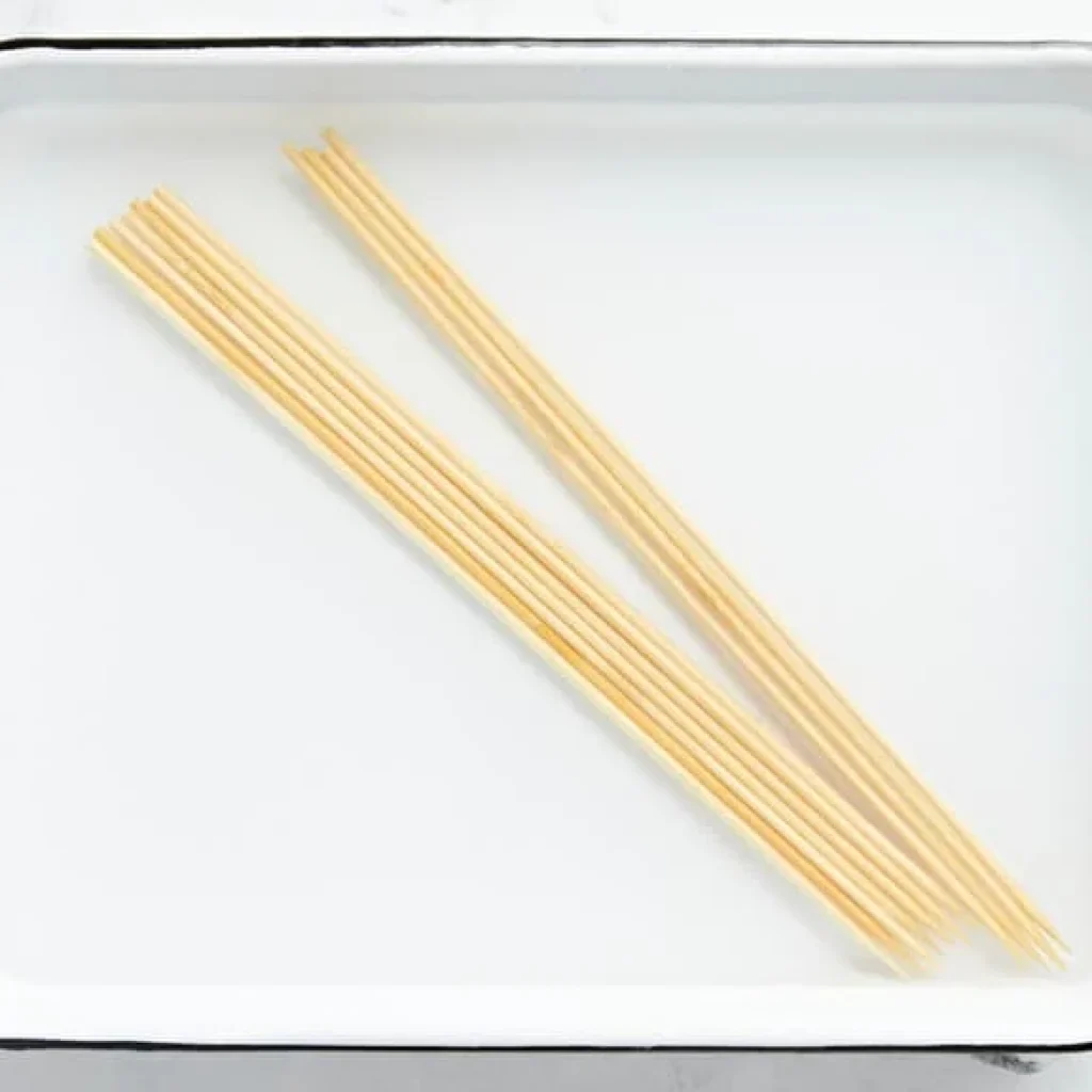 tremper les brochettes