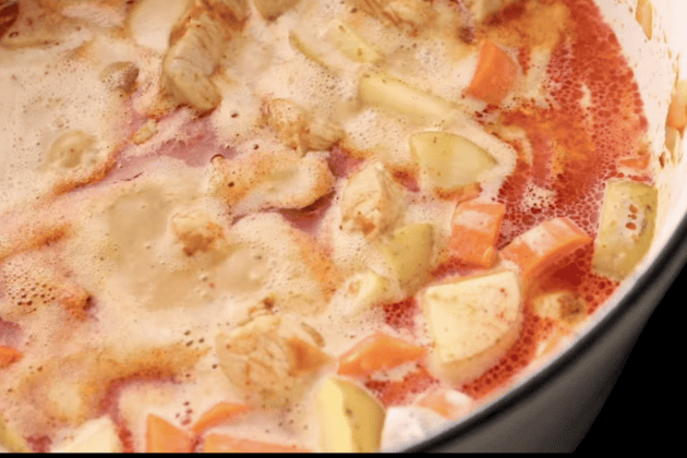 pommes de terre, carottes, lait de coco et bouillon ajoutés dans la casserole de curry massaman poulet