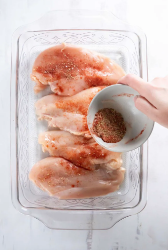 poitrines de poulet marinées dans un plat allant au four avant cuisson à 220°C