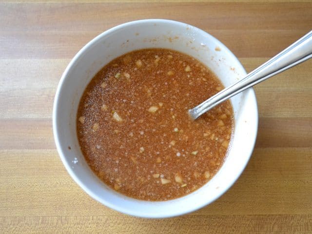 Ajout de fécule de maïs aux ingrédients de la marinade
