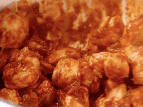 poulet et pâte de curry massaman revenus ensemble dans une casserole