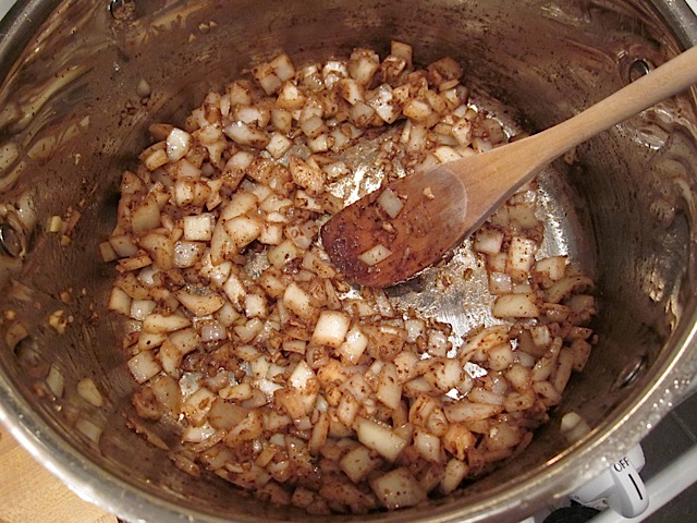 Oignons hachés sautés dans une casserole, préparation pour poulet au beurre express
