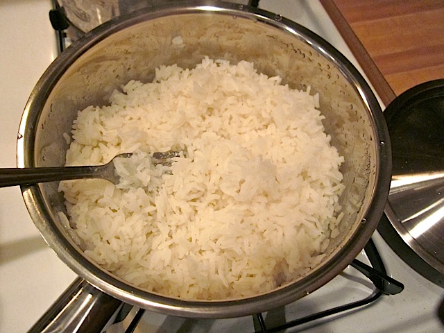 Le riz jasmin est cuit dans une casserole, il est prêt pour être servi avec le poulet au beurre