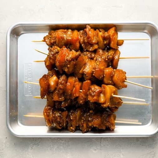 Enfilez le poulet sur des brochettes edited