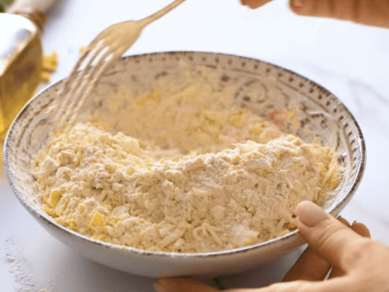 La panure est melangee dans un bol edited