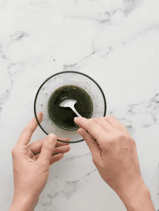 préparation mélange huile et épices pour poulet entier air fryer dans un petit bol