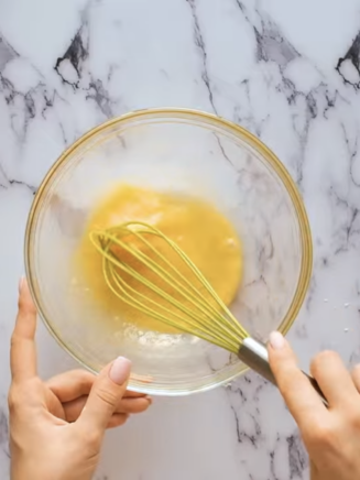 Un oeuf est battu dans un bol en verre edited