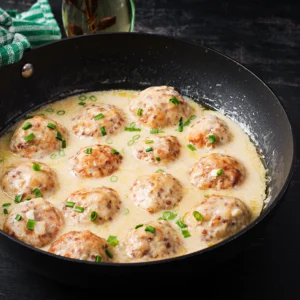 Boulettes de viande de poulet dans une sauce crémeuse