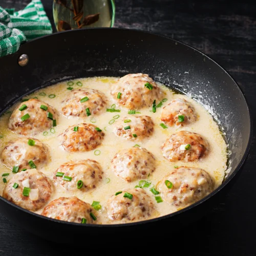 Boulettes de viande de poulet dans une sauce crémeuse