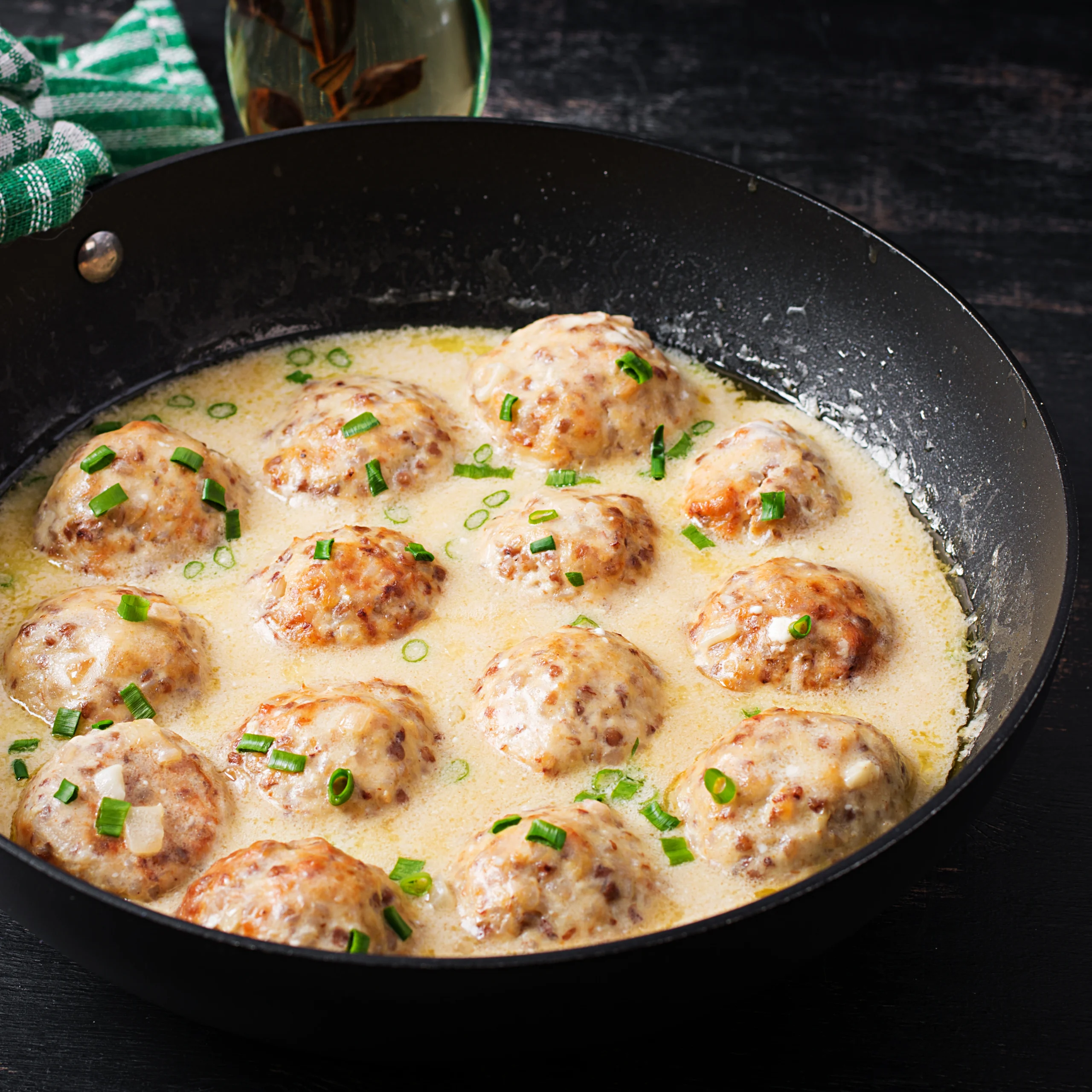 Boulettes de viande de poulet dans une sauce crémeuse
