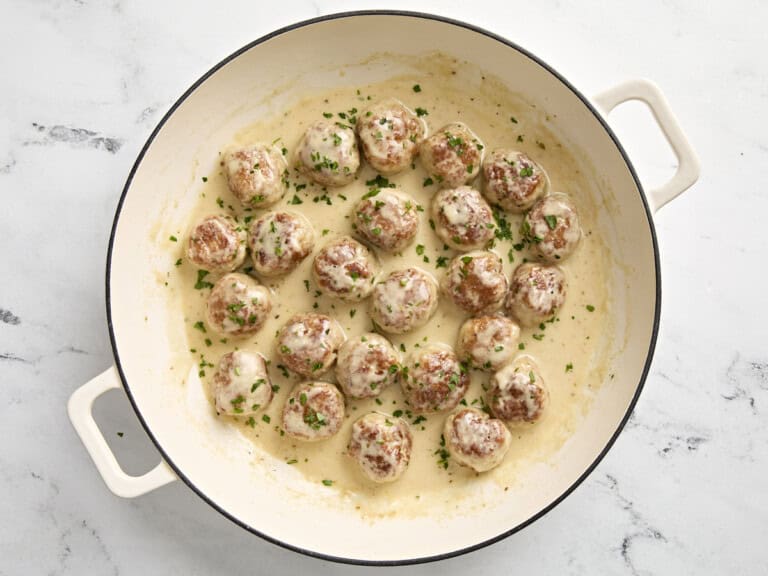 boulettes de poulet haché en sauce crémeuse finies, servies avec persil frais