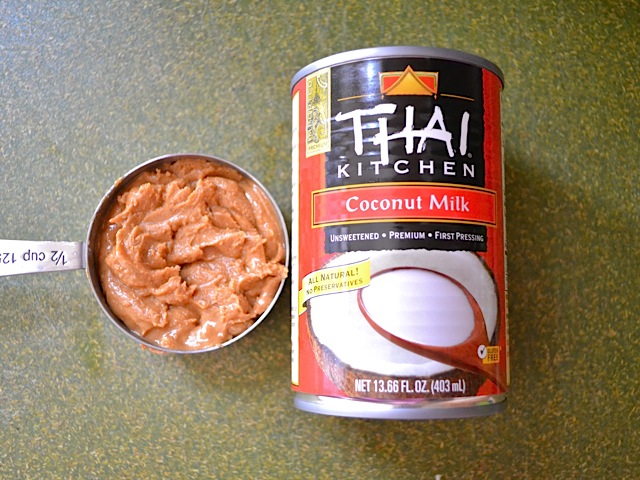 Incorporation du lait de coco et du beurre de cacahuète
