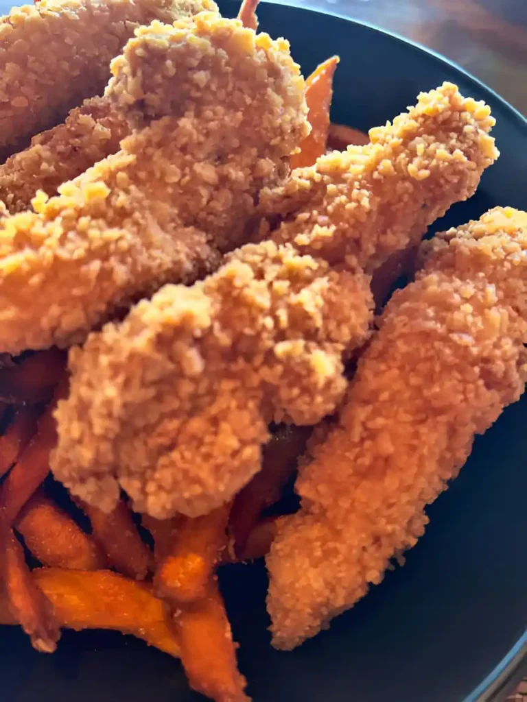 nuggets de poulet maison croustillants et dorés au four servis avec frites de patates douces
