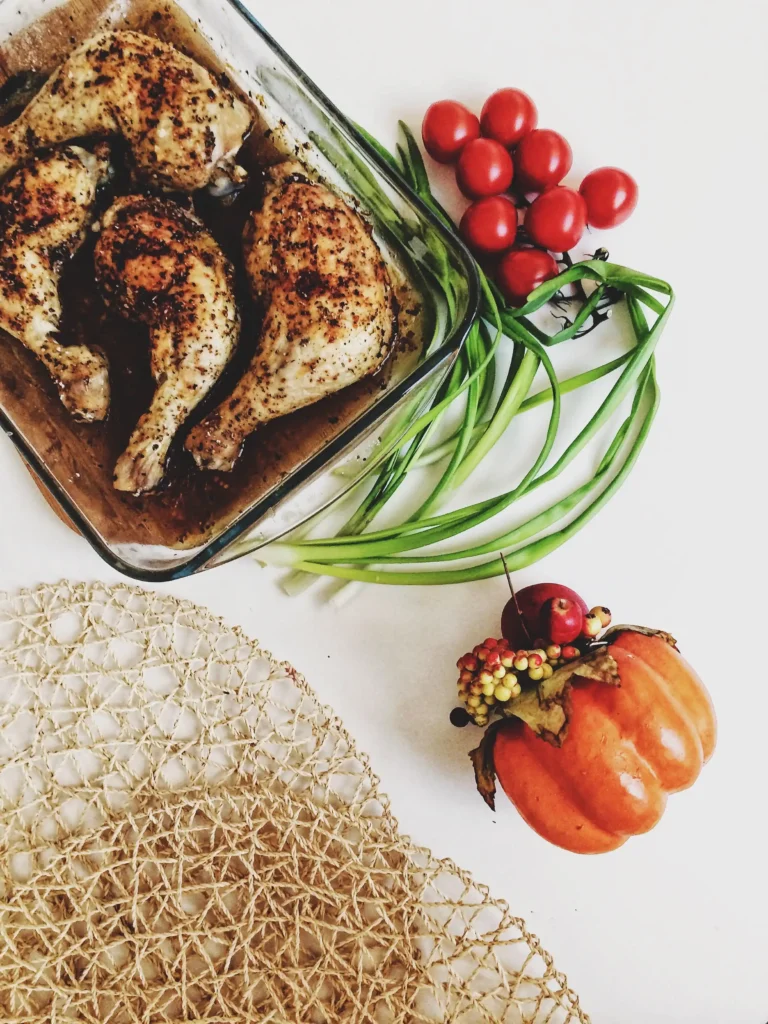 accompagnement poulet froid : salade composée avec tomates cerises, concombres, maïs et crudités