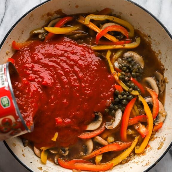 Ajoutez les tomates et les capres edited