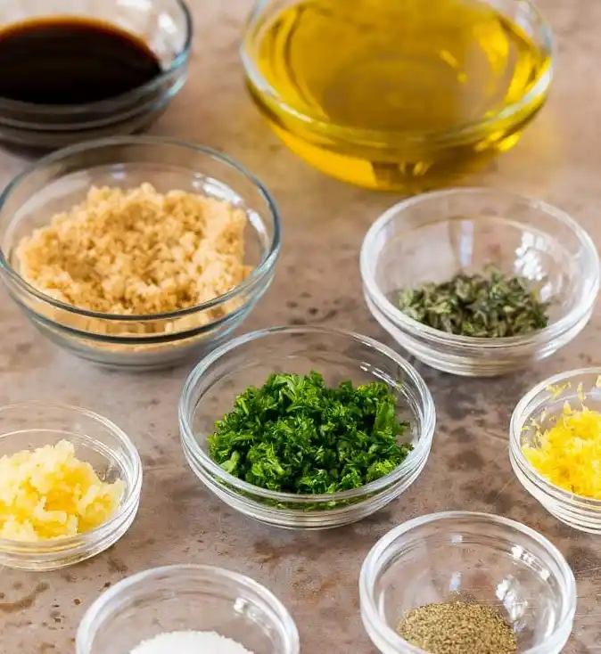 ingrédients pour marinade cuisse de poulet simple : sauce soja, huile d'olive, miel, ail, moutarde et herbes