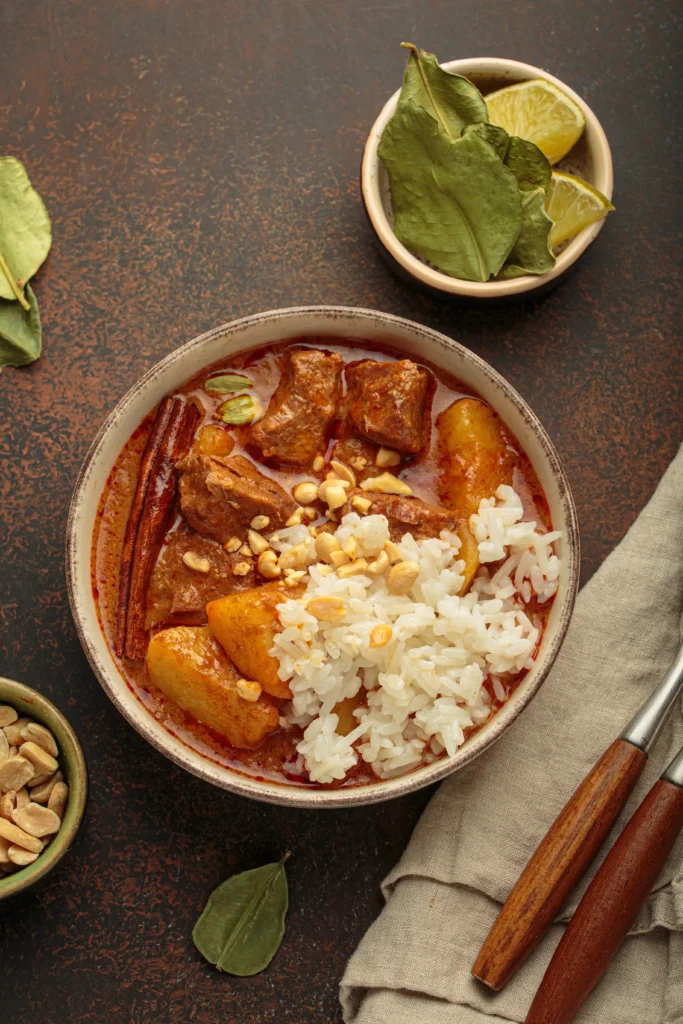 légumes pour accompagner le poulet au curry : chou-fleur rôti, haricots verts et pois mange-tout avec riz basmati