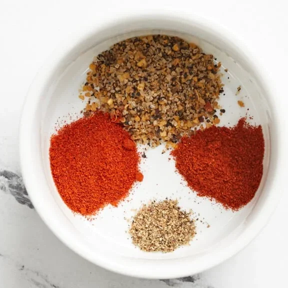 mélange d'épices pour poitrine de poulet air fryer : paprika, poivre noir, assaisonnement à steak