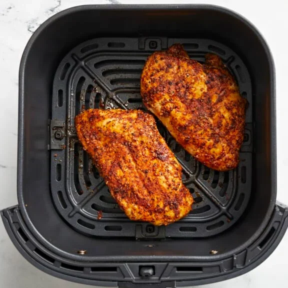 poitrines de poulet cuites dorées et juteuses dans le panier de l'air fryer