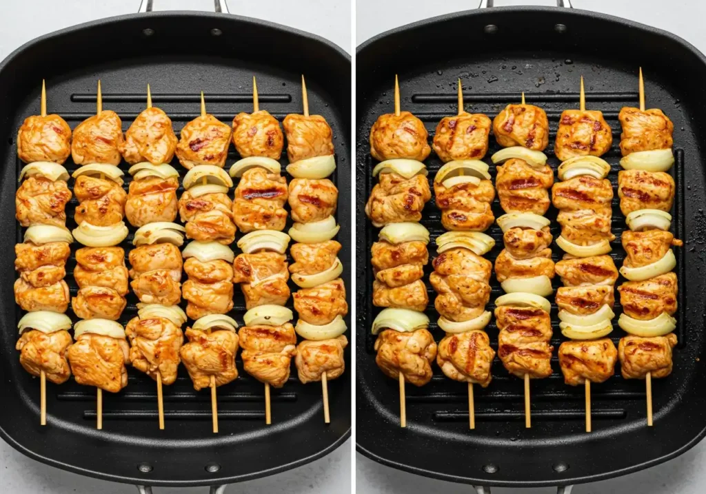 Vue avant et après cuisson de brochettes de poulet shish taouk avec des morceaux d'oignon, sur une plaque de cuisson noire.