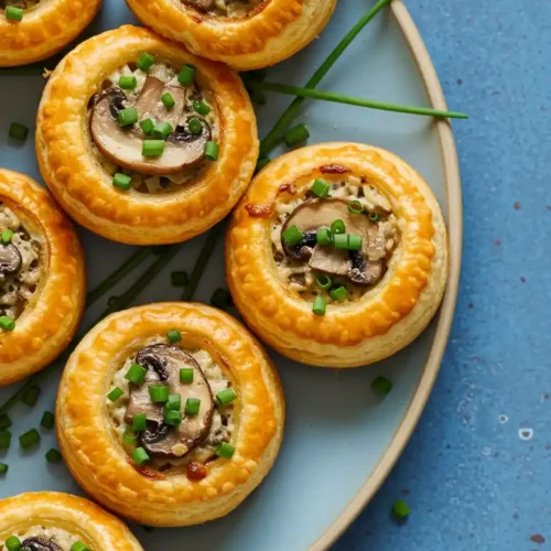 Des vols au vent farcis aux champignons, avec une garniture de poulet.