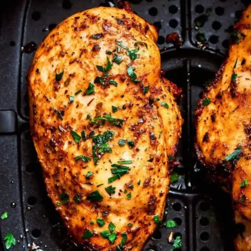 Filets de poulet assaisonnés, cuits dans une friteuse à air, vus de près.