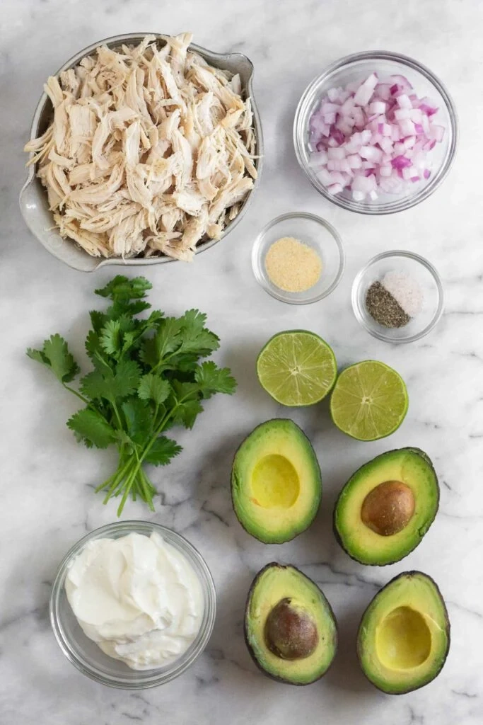 Ingredients pour salade avocat poulet